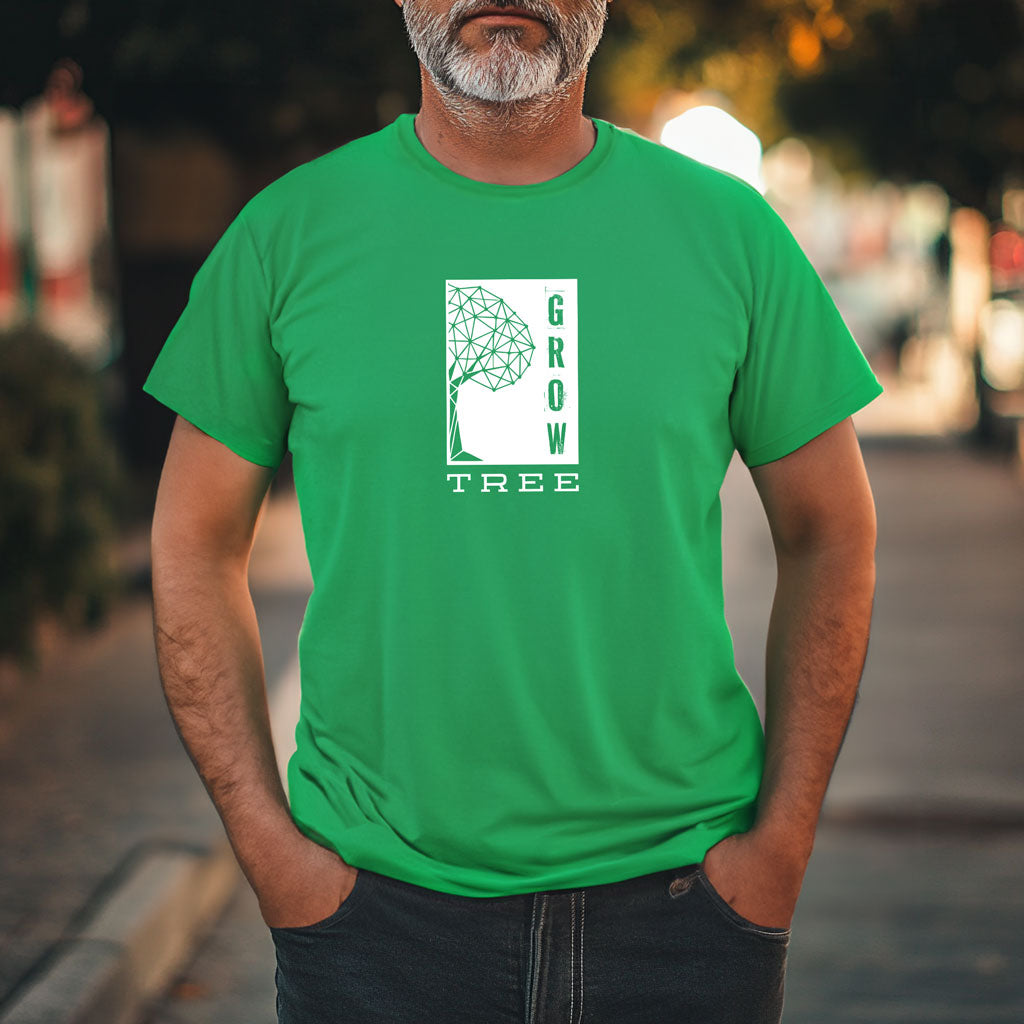 Ein Mann trägt ein GROW-TREE-MEN-Green T-Shirt von awa7 Grow