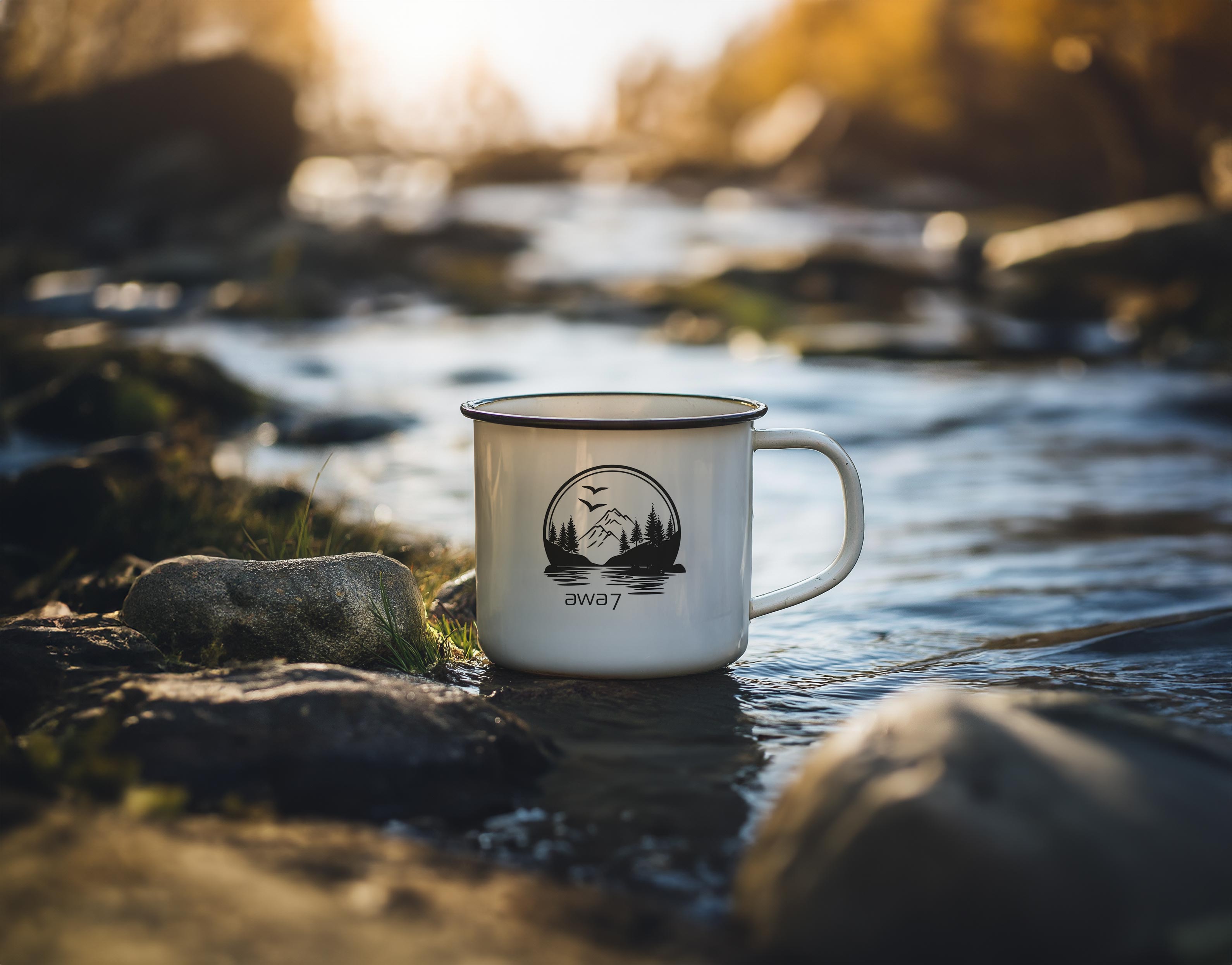 Eine awa7 Grow Emilie-Tasse steht auf einem Stein, und im Hintergrund ist ein Fluss zu sehen.